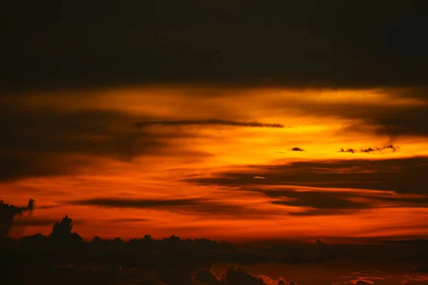 Por do sol no oceano última luz vermelho e laranja céu silhueta nuvem — Fotografia de Stock