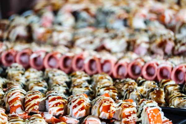 Sushi ham en garnalen en zeevruchten en diverse op straat eten in p — Stockfoto