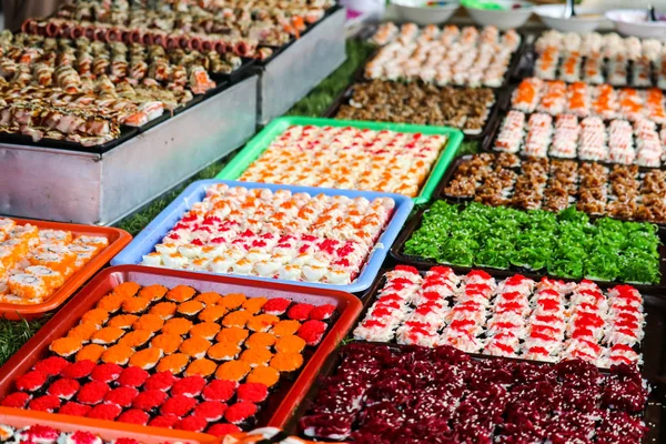 Sushi schelpdieren en garnalen en zeevruchten en diverse op straat Foo — Stockfoto