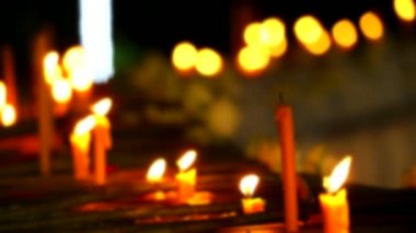 ibadet Lord Buddha için mum ateş ve çok mum arka bulanıklık