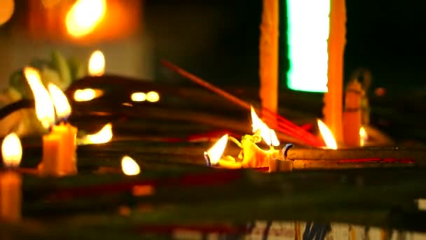 Fuego en la vela corta para la adoración Señor Buda y difuminar mucho fondo de vela — Vídeo de stock