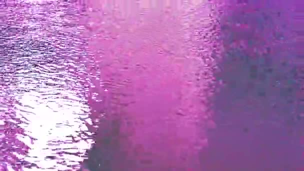 Chuva cair na superfície de água pura e clara azul e cor roxa rosa reflexão da luz — Vídeo de Stock