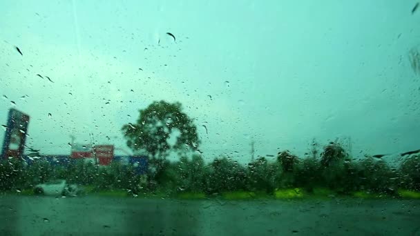 Chauffeur parkeerplaats naast de weg omdat Rain Drop zware storm wind1 — Stockvideo