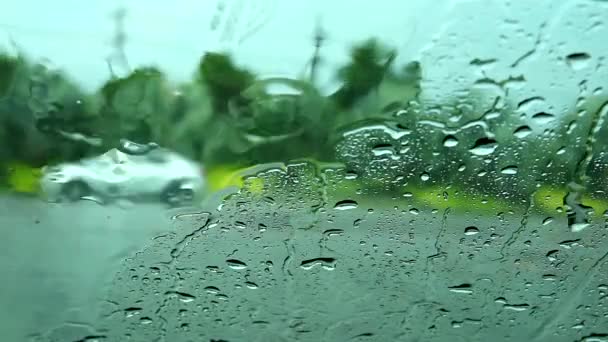 Desenfoque dentro del coche, coche de estacionamiento del conductor al lado de la carretera porque la lluvia cae fuerte viento de tormenta — Vídeo de stock