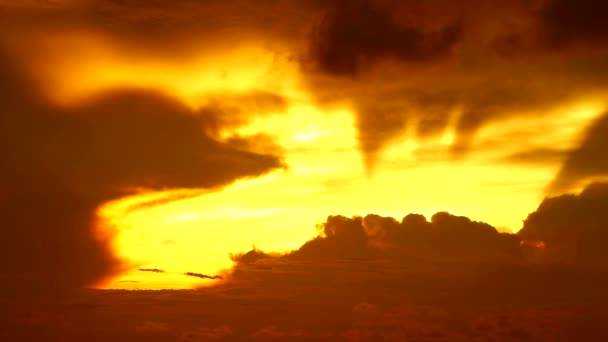 Rood geel oranje zonsondergang hemel en licht rode wolk bewegende — Stockvideo