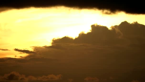 Cielo de puesta de sol amarillo rojo y nube roja clara en movimiento — Vídeo de stock