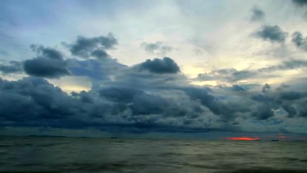 Naplemente sötét ég vihar felhő mozog a tengeren, mielőtt eső csepp idő megszűnik — Stock videók