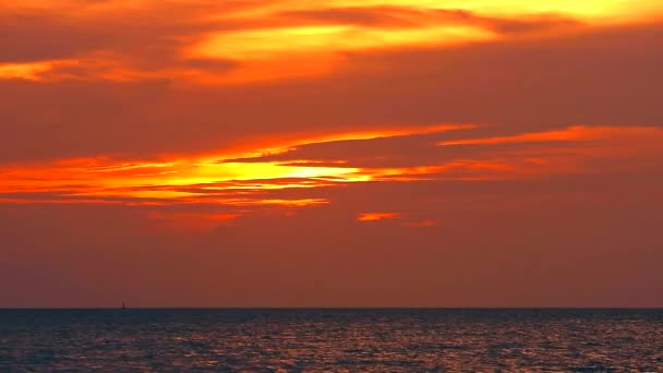 Puesta de sol naranja amarillo cielo rojo nube que se mueve en el mar y silueta bouy en el mar — Vídeo de stock