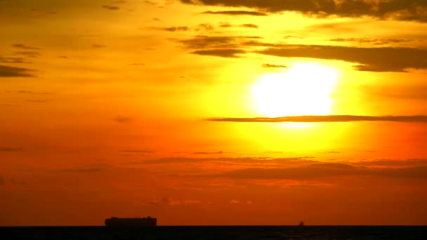 Zonsondergang oranje geel Sky Red Cloud bewegen op zee en silhouet vrachtschip en vissersboot verhuizen — Stockvideo