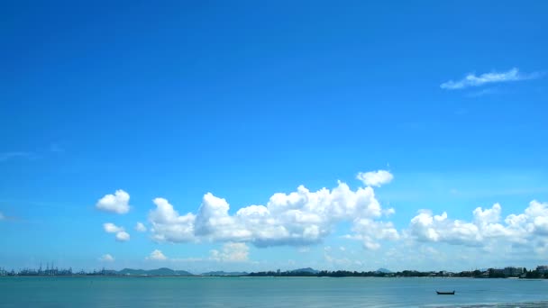 Vit heap moln och klar blå himmel och våg flyttar på Sea Time lapse — Stockvideo