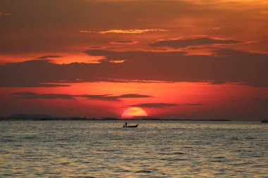 Kırmızı Sarı gökyüzü gün batımı üzerinde ufuk deniz üzerinde bulut