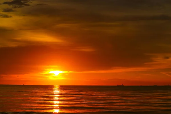 Solnedgång på havet och havet sista ljus röd himmel siluett molnet — Stockfoto