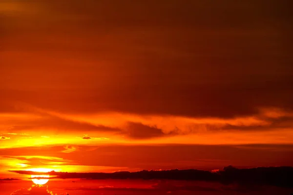 Pôr do sol no mar última luz céu vermelho silhueta nuvem — Fotografia de Stock