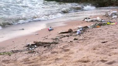 deniz üzerinde köpük ve atık ile günbatımı sahilde bırakılır ve dalgalar onları sea1 içine patladı