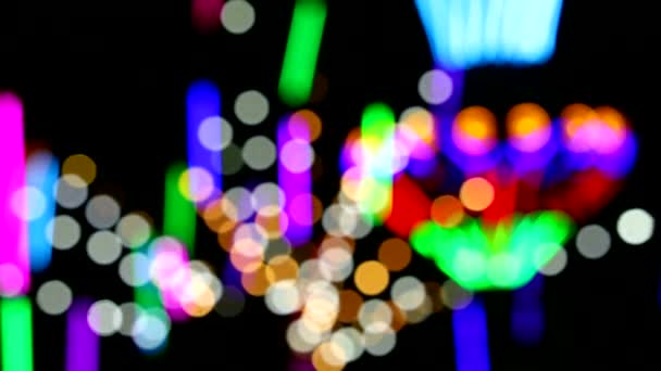 Барвистий прокат світла і силует людей на ярмарку нічного ринку1 — стокове відео