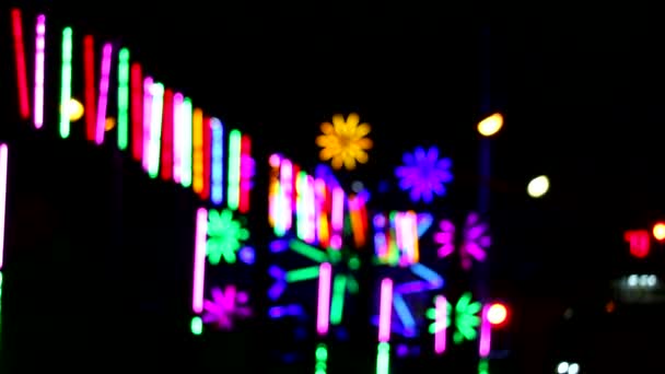 Kleurrijke van rollende lichte silhouet mensen in de nachtmarkt Fair — Stockvideo
