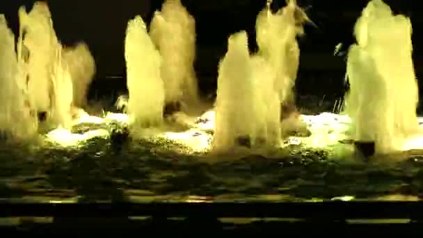 Fontana d'acqua sulla superficie della piscina con luce notturna — Video Stock