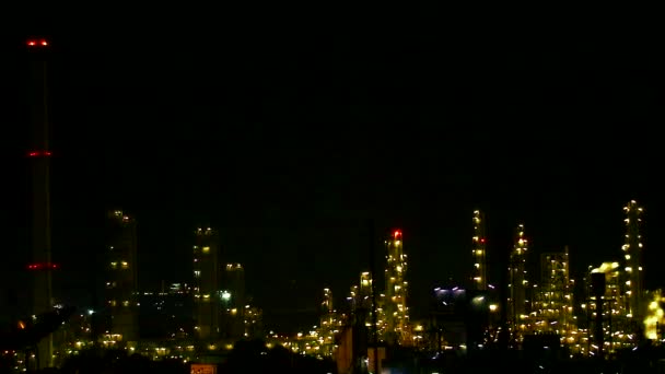 Luz de noche multicolor y arco iris de refinería de petróleo y chimenea1 — Vídeos de Stock