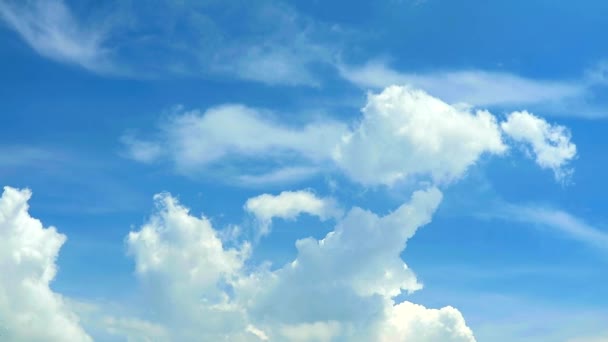 Cielo azul con nubes blancas moviéndose por el viento de fondo en verano — Vídeo de stock