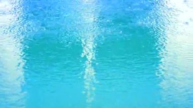 Aqua mavi saf ve berrak su yüzeyine küçük dalga hızlı hareket