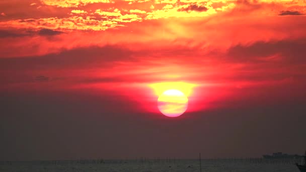 Coucher de soleil sur la mer et petite vague se déplacer sur la surface de l'eau — Video