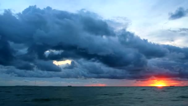 Atardecer cielo oscuro tormenta nube moviéndose en el mar lapso de tiempo — Vídeos de Stock