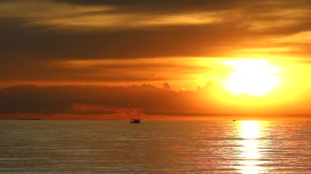 Tramonto sul mare indietro silhouette nube barca da pesca tempo di movimento1 — Video Stock