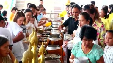 Chonburi Tayland, 19 Temmuz 2019, Asalha Bucha Günü'nde sadaka veriyoruz Budist kültür ve geleneklerini kutluyoruz1