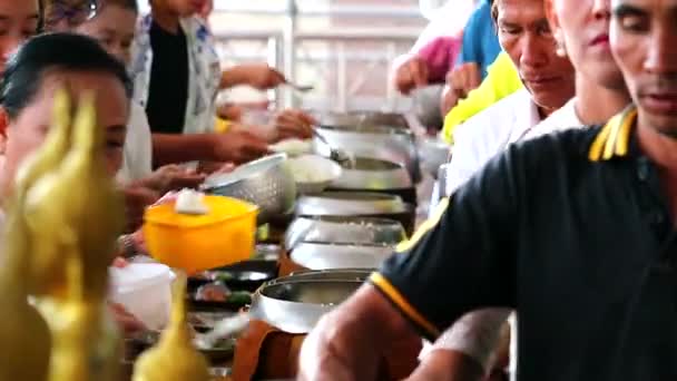 Chonburi Thailand, 19 juli 2019, människor ger allmosor på Asalha Bucha dag firar ordination som är en buddhistisk kultur och tradition — Stockvideo