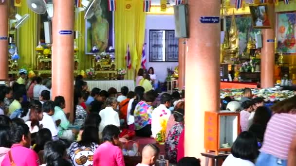 Chonburi Thailand, 19 juli 2019, människor ger allmosor på Asalha Bucha dag firar ordination som är en buddhistisk kultur och tradition2 — Stockvideo