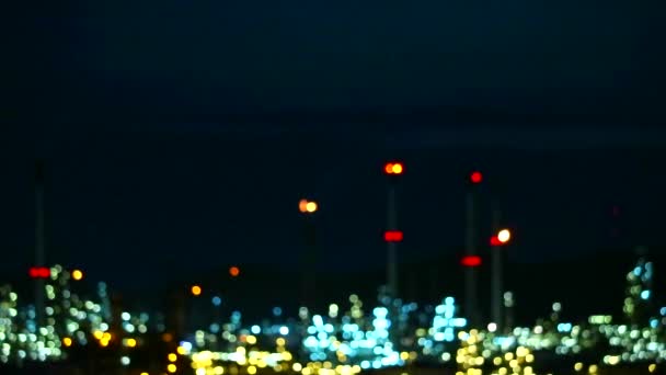 Petrol rafinerisi ve baca çok renkli ve gökkuşağı gece ışığı bulanıklık1 — Stok video