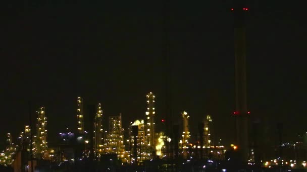 Multicolor and rainbow night light of oil refinery and chimney — Stock Video