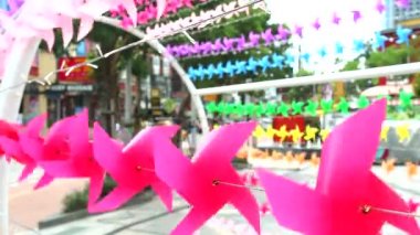 pembe yel değirmeni oyuncak alışveriş merkezi gökkuşağı wingmill arka planda dekore edilmiştir