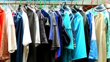 Gömlek ve pantolon yağmur mevsiminde evin dışında güneşe asıldı