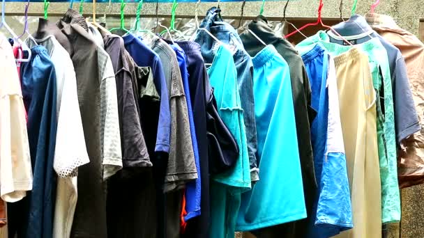 Camisas y pantalones fueron colgados al sol fuera de la casa en la temporada de lluvia1 — Vídeos de Stock