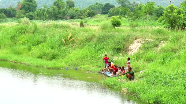 La famille est venue pêcher au lac en vacances1 — Video