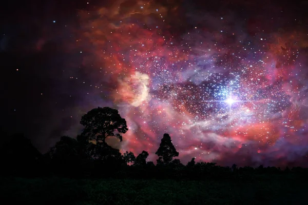 Bulanıklık eski yıldız tozu bulutsugeri gece bulut gökyüzü üzerinde siluet üzerinde — Stok fotoğraf