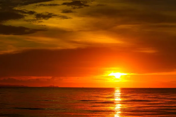 Закат на море и океане последний свет красное небо силуэт облако — стоковое фото