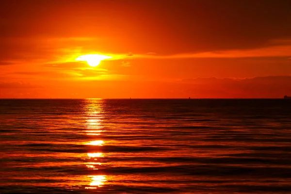 Puesta de sol en el mar y el océano última luz cielo rojo silueta nube —  Fotos de Stock