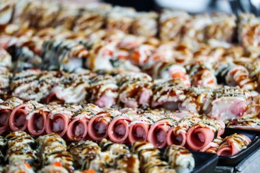 suşi jambon ve karides ve deniz ürünleri ve p sokak gıda çeşitli