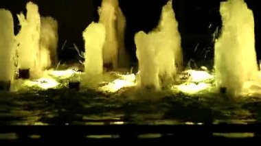 gece ışığı ile havuz yüzeyinde su çeşmesi1