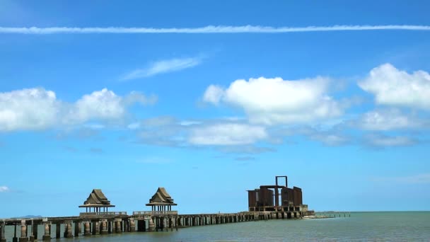 Abandonar el templo en el mar cielo azul claro con la línea de nubes blancas — Vídeos de Stock