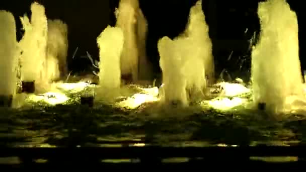 Fuente de agua en la superficie de la piscina con luz nocturna1 — Vídeos de Stock