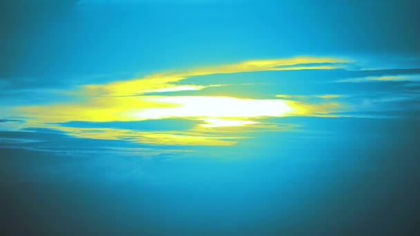 Západ slunce modrá žlutá obloha a světle modrý mrak pohybující se — Stock video
