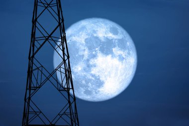 gökyüzünde dolum ay ve siluet güç elektrik direği