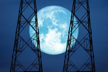 gökyüzünde dolum ay ve siluet güç elektrik direği