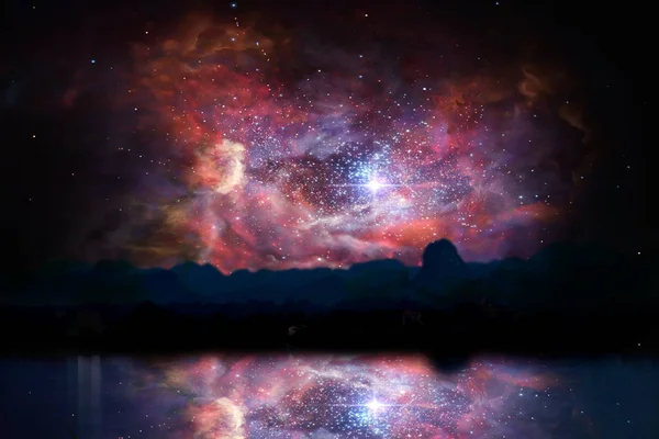Nebulosa de poeira estelar antiga borrada de volta na nuvem noturna sol céu refl — Fotografia de Stock