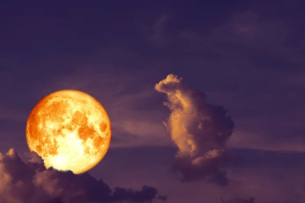 Plný krevní jahodový měsíc zpátky na oblaku západu slunce — Stock fotografie
