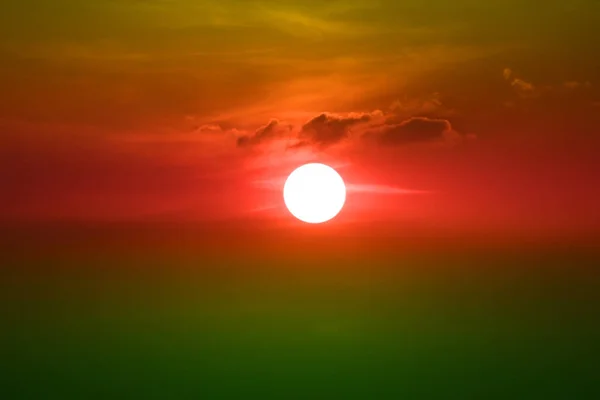 Solnedgång på röd orange grön himmel tillbaka mjuk kväll moln över Spac — Stockfoto