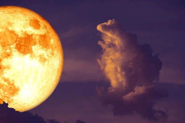 Супер кров полуничний місяць назад на хмарі силуету на заході сонця — стокове фото